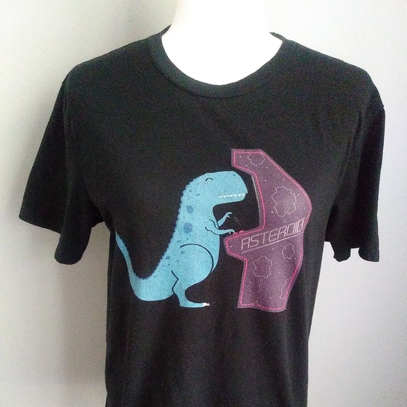 Tops - FUN DINOSAUR PLAYING ASTEROID GAME T-SHIRT LARGE